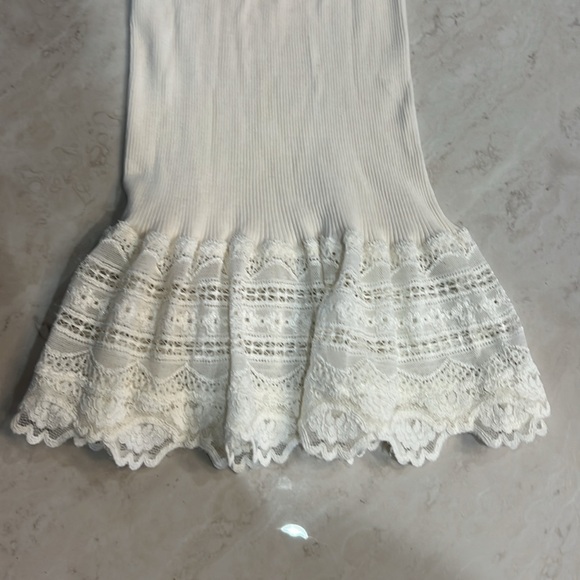 Rosemunde cream tank top fitted with Lace on the bottom - Picture 3 of 4